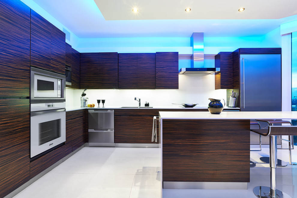 Diseño de cocinas en L minimalista grande con salpicadero blanco, electrodomésticos de acero inoxidable y una isla