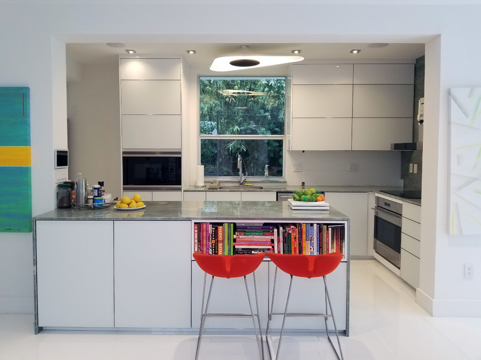 Exempel på ett litet modernt grön grönt kök, med en undermonterad diskho, luckor med glaspanel, vita skåp, marmorbänkskiva, vitt stänkskydd, glaspanel som stänkskydd, vita vitvaror, marmorgolv, en köksö och vitt golv