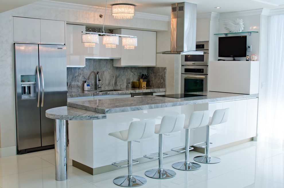 Imagen de cocina contemporánea de tamaño medio sin isla con puertas de armario blancas, armarios con paneles lisos y electrodomésticos de acero inoxidable