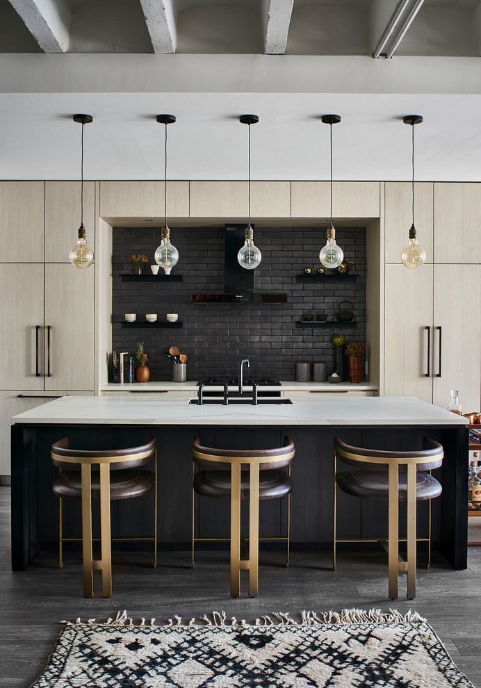 Zweizeilige Moderne Küche mit Unterbauwaschbecken, flächenbündigen Schrankfronten, hellen Holzschränken, Küchenrückwand in Schwarz, Elektrogeräten mit Frontblende, braunem Holzboden, Kücheninsel, grauem Boden und weißer Arbeitsplatte in Atlanta