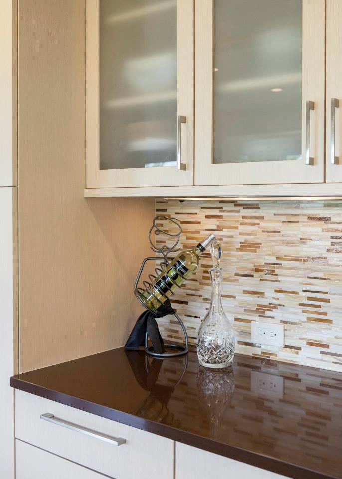 Foto di una cucina abitabile minimalista con ante di vetro, ante in legno chiaro, top in quarzo composito, paraspruzzi multicolore, paraspruzzi con piastrelle di vetro e parquet scuro