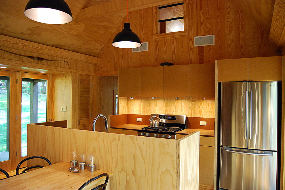 ワシントンD.C.にあるコンテンポラリースタイルのおしゃれなキッチン (ドロップインシンク、フラットパネル扉のキャビネット、淡色木目調キャビネット、シルバーの調理設備) の写真