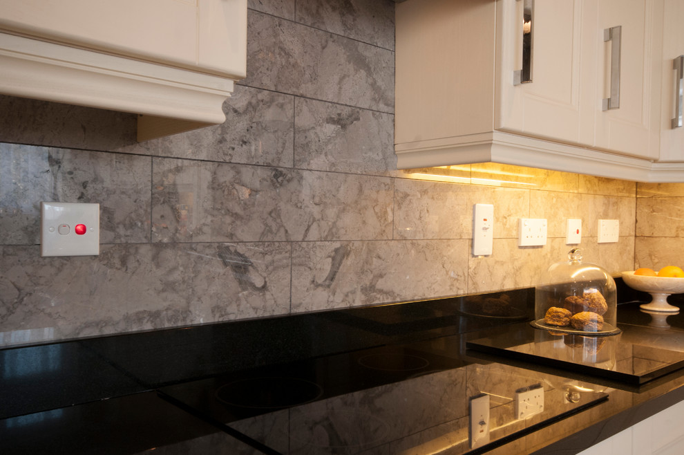 Foto di una cucina country di medie dimensioni con paraspruzzi grigio, paraspruzzi con piastrelle in pietra e pavimento in gres porcellanato