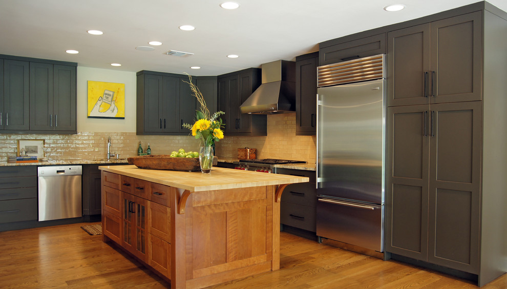 Idée de décoration pour une cuisine design en L avec des portes de placard grises et un placard à porte shaker.