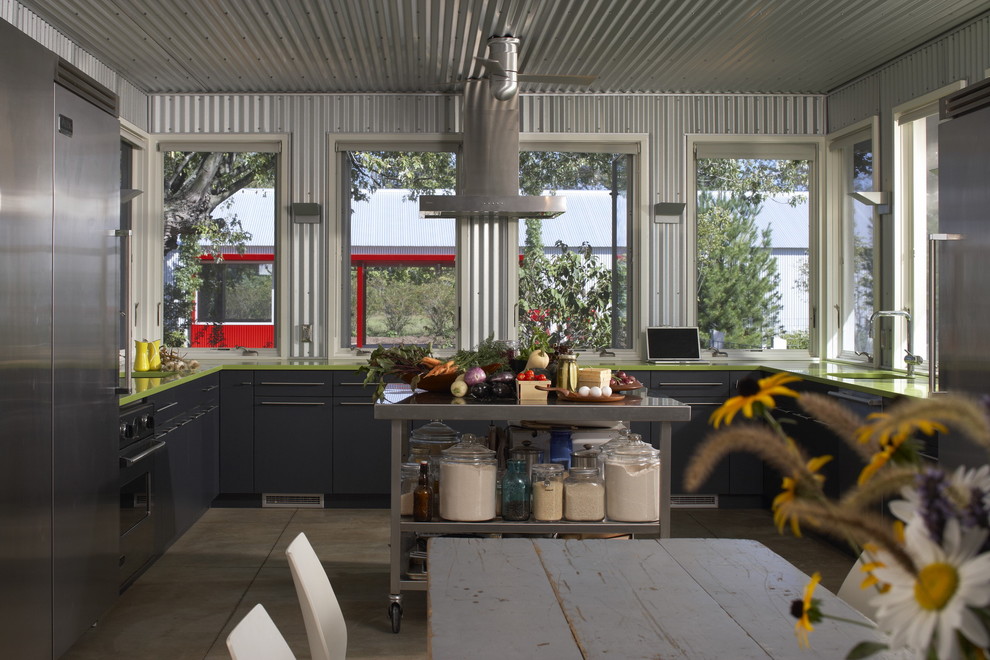 Свежая идея для дизайна: кухня в стиле лофт с техникой из нержавеющей стали - отличное фото интерьера