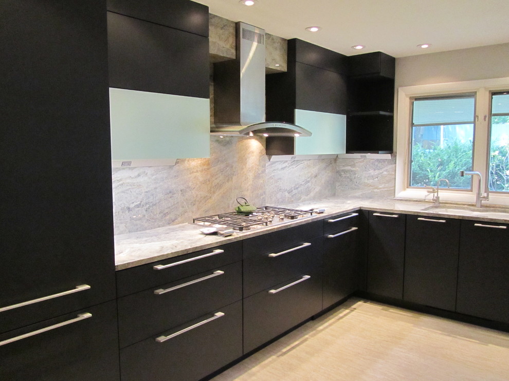Esempio di una cucina design di medie dimensioni con lavello sottopiano, ante lisce, ante nere, top in marmo, paraspruzzi grigio, paraspruzzi in lastra di pietra, elettrodomestici in acciaio inossidabile e parquet chiaro