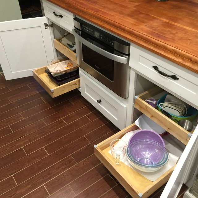 Microwave Drawer in Island with SlideOuts Clásico renovado Cocina