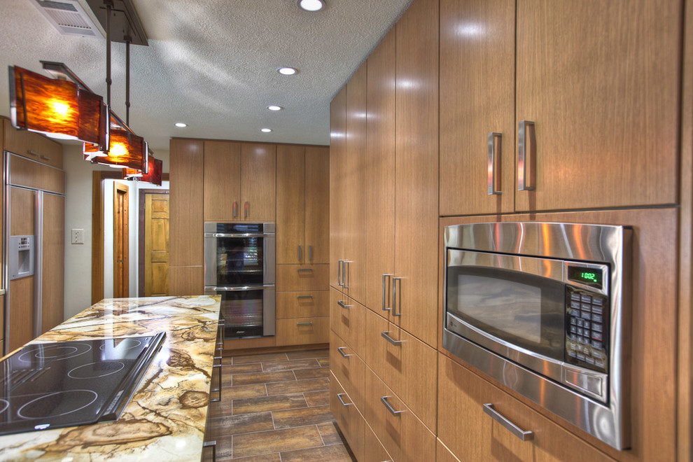 Foto di una cucina moderna con ante lisce, ante marroni, top in granito e elettrodomestici in acciaio inossidabile