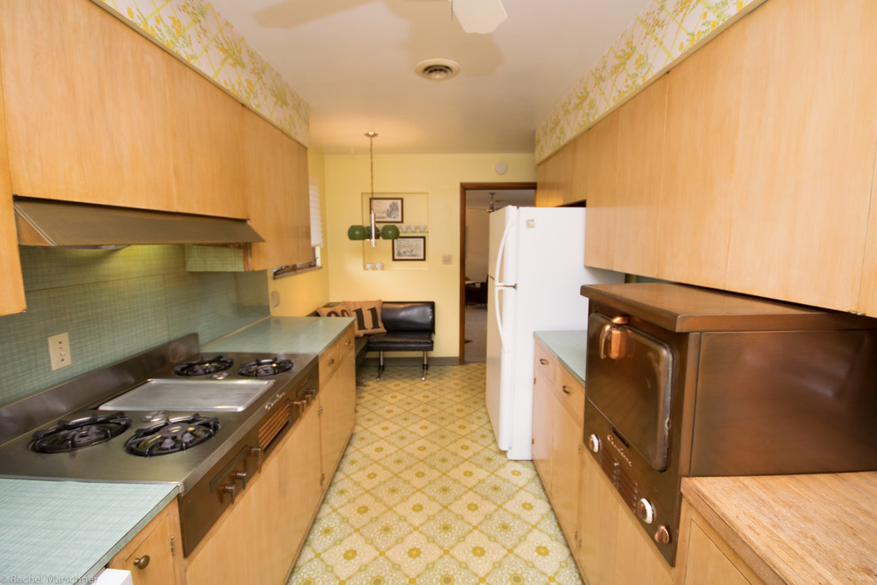 This is an example of a retro kitchen in Columbus.