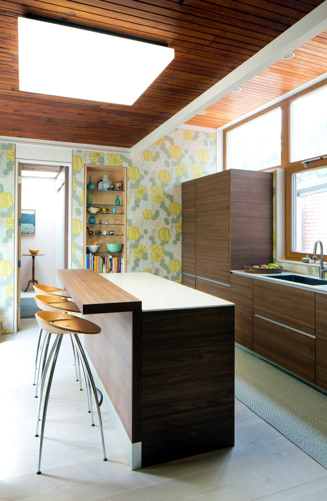 На фото: кухня в современном стиле с одинарной мойкой, плоскими фасадами, темными деревянными фасадами и островом с