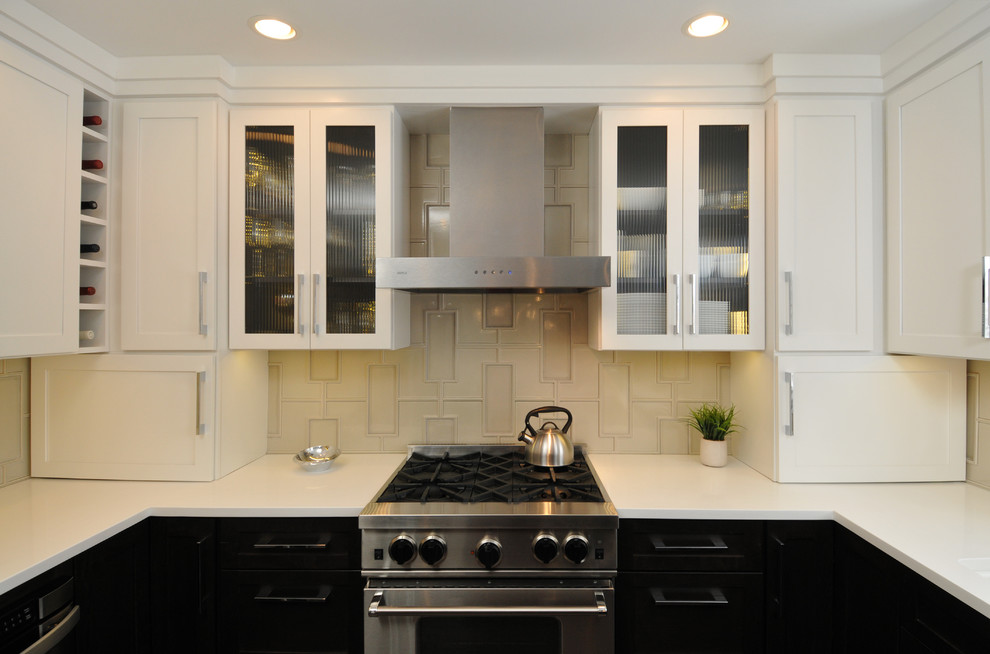 Mid-sized trendy u-shaped medium tone wood floor eat-in kitchen photo in Chicago with a double-bowl sink, shaker cabinets, white cabinets, quartz countertops, beige backsplash, mosaic tile backsplash, stainless steel appliances and a peninsula