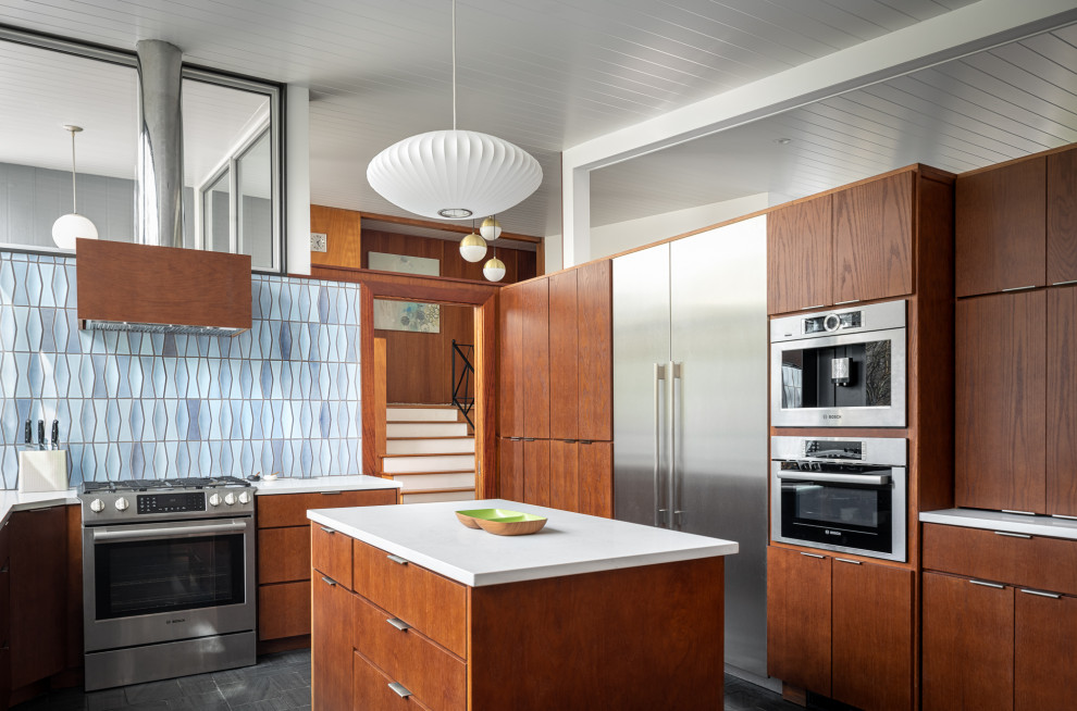 Immagine di un cucina con isola centrale minimalista con lavello da incasso, ante lisce, ante in legno bruno, top in quarzite, paraspruzzi blu, paraspruzzi con piastrelle in ceramica, pavimento grigio, top bianco e pavimento in ardesia