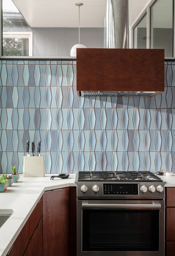 アトランタにあるミッドセンチュリースタイルのおしゃれなキッチン (ドロップインシンク、フラットパネル扉のキャビネット、濃色木目調キャビネット、青いキッチンパネル、セラミックタイルのキッチンパネル、グレーの床、白いキッチンカウンター) の写真