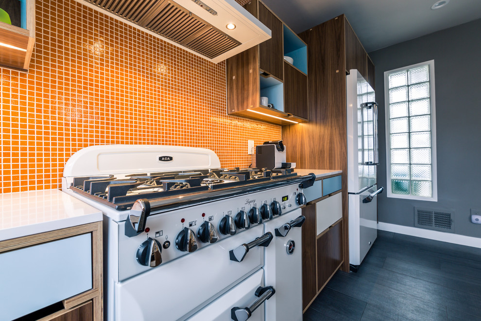 Esempio di una cucina moderna di medie dimensioni con lavello stile country, ante lisce, ante in legno scuro, top in quarzo composito, paraspruzzi arancione, paraspruzzi con lastra di vetro, elettrodomestici bianchi e pavimento in gres porcellanato