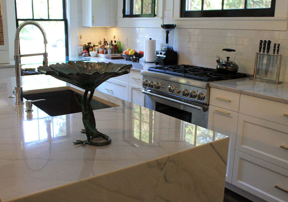 Immagine di una cucina minimalista di medie dimensioni con ante bianche, top in granito e paraspruzzi bianco