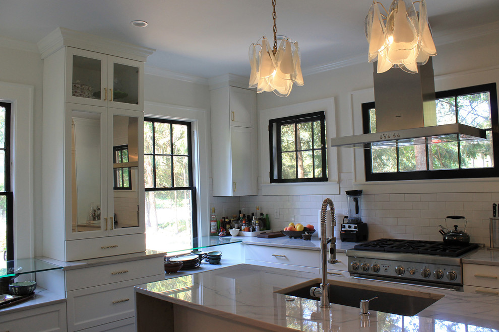 Idéer för att renovera ett mellanstort retro kök, med vita skåp, granitbänkskiva, vitt stänkskydd och en köksö