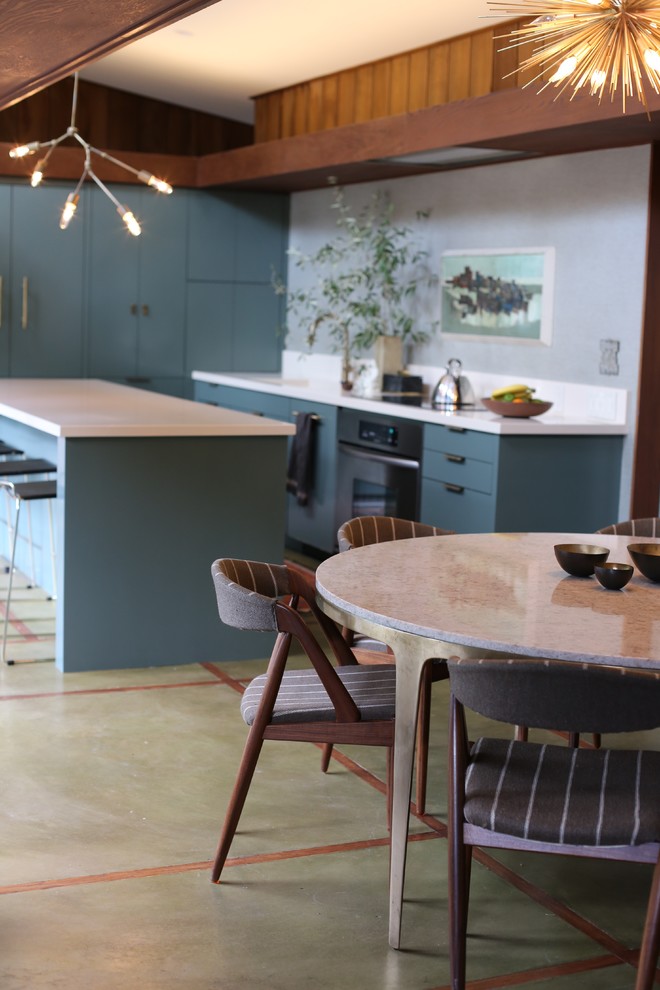 Immagine di una cucina tradizionale di medie dimensioni con lavello integrato, ante lisce, ante verdi, top in granito, paraspruzzi verde, pavimento in cemento e pavimento verde