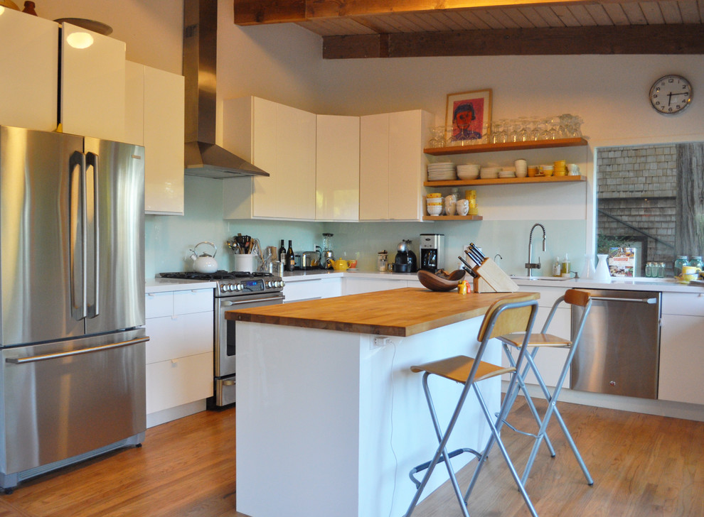 Idéer för ett modernt kök, med rostfria vitvaror och träbänkskiva