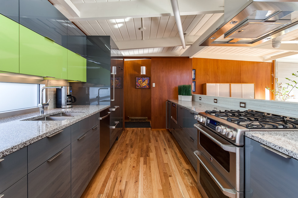 Geschlossene, Zweizeilige, Kleine Moderne Küche mit integriertem Waschbecken, Lamellenschränken, grünen Schränken, Quarzwerkstein-Arbeitsplatte, Rückwand aus Mosaikfliesen, Küchengeräten aus Edelstahl und dunklem Holzboden in Denver
