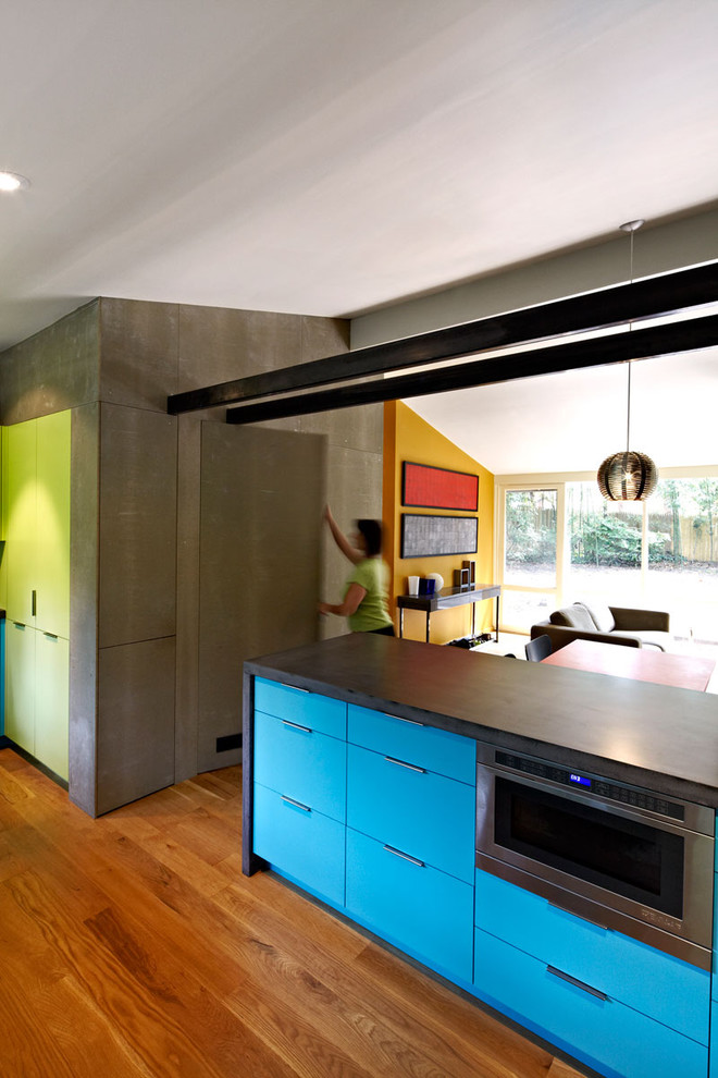 Свежая идея для дизайна: кухня в стиле ретро с плоскими фасадами и синими фасадами - отличное фото интерьера