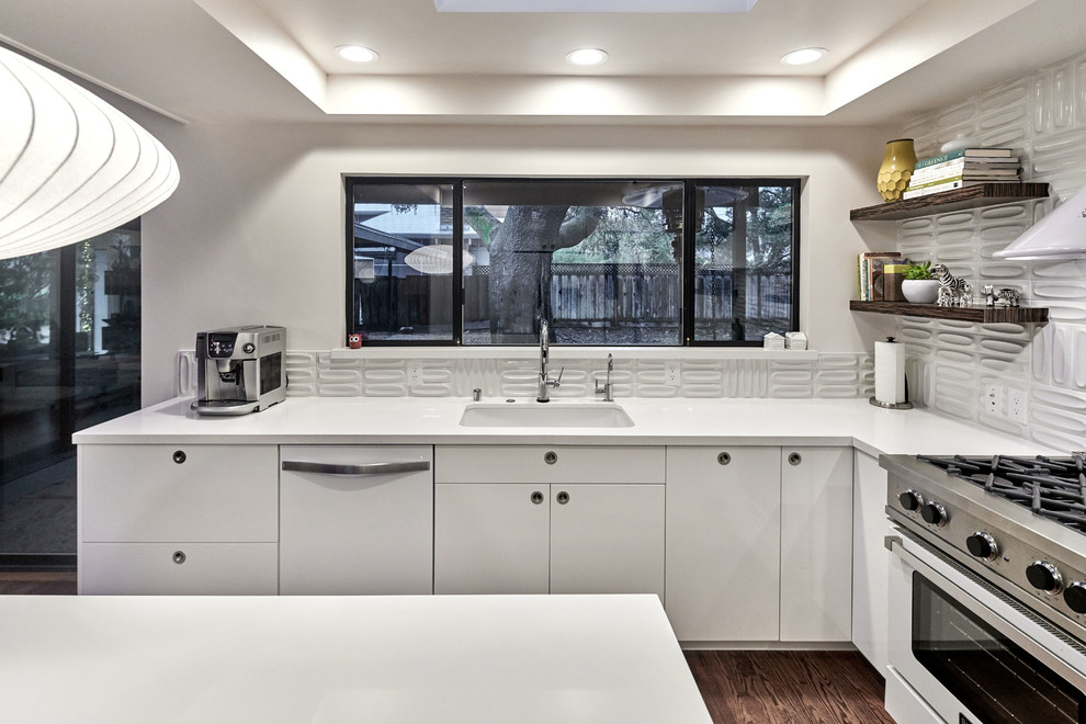 Foto di una cucina moderna di medie dimensioni con lavello sottopiano, ante lisce, ante bianche, top in quarzite, paraspruzzi bianco, elettrodomestici bianchi, parquet scuro e pavimento marrone
