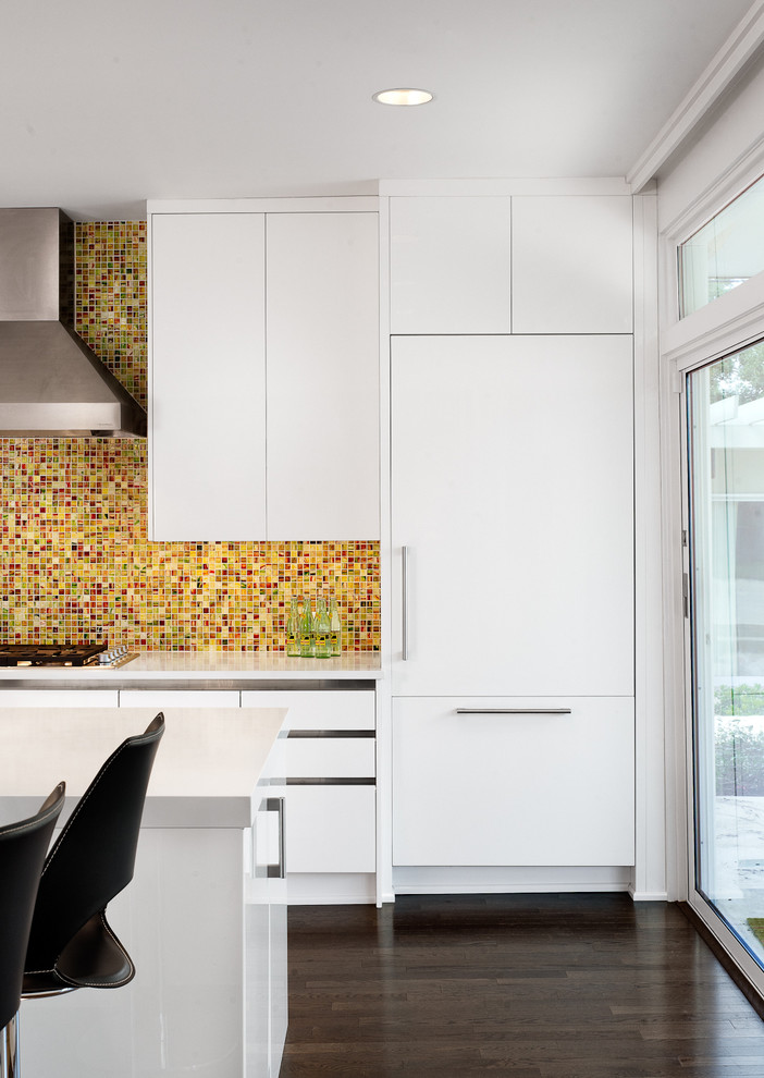 Свежая идея для дизайна: кухня в стиле модернизм с фартуком из плитки мозаики, разноцветным фартуком, техникой под мебельный фасад, белыми фасадами, плоскими фасадами и красивой плиткой - отличное фото интерьера