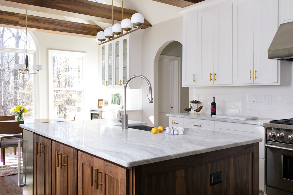 Bild på ett stort funkis kök, med en rustik diskho, skåp i shakerstil, vita skåp, marmorbänkskiva, vitt stänkskydd, stänkskydd i keramik, rostfria vitvaror, mörkt trägolv och en köksö