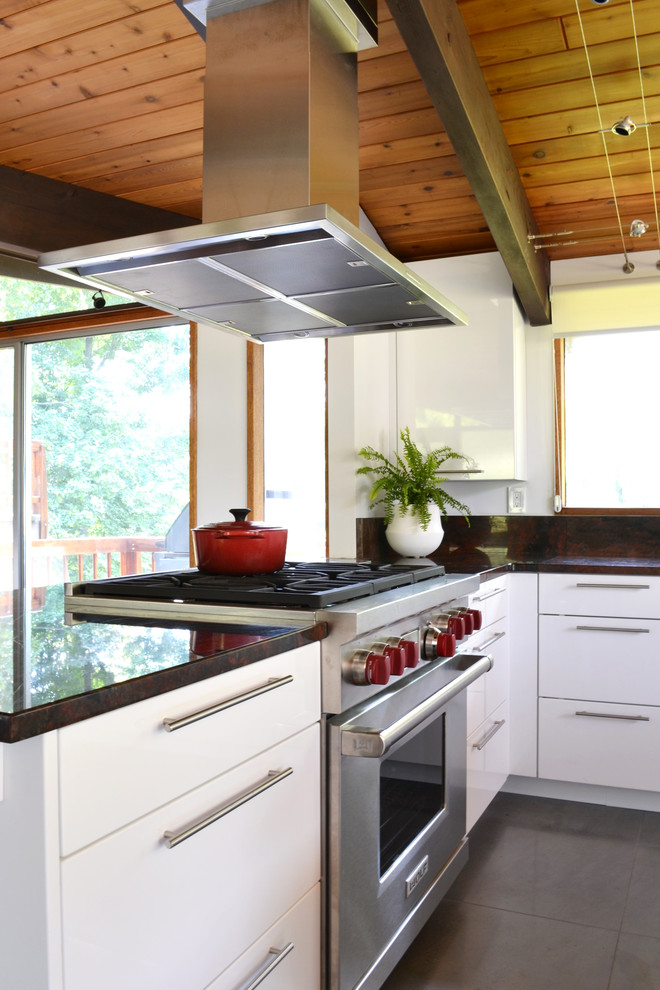 Foto di un'ampia cucina moderna con lavello sottopiano, ante lisce, ante bianche, top in quarzite, elettrodomestici in acciaio inossidabile e pavimento in gres porcellanato