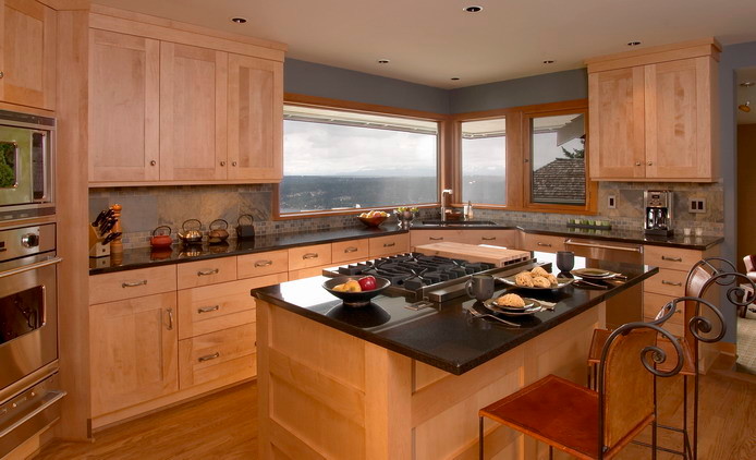 Inredning av ett klassiskt mellanstort kök, med en undermonterad diskho, skåp i shakerstil, granitbänkskiva, grått stänkskydd, rostfria vitvaror, mellanmörkt trägolv och en köksö