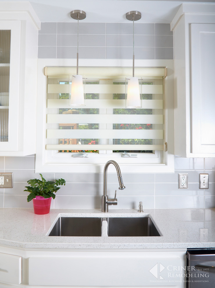 Foto di una cucina moderna con lavello sottopiano, ante bianche, paraspruzzi grigio, paraspruzzi con piastrelle in ceramica e nessuna isola