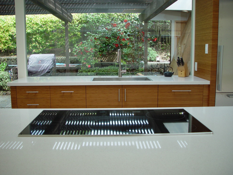 На фото: кухня в стиле ретро с накладной мойкой, плоскими фасадами и фасадами цвета дерева среднего тона с