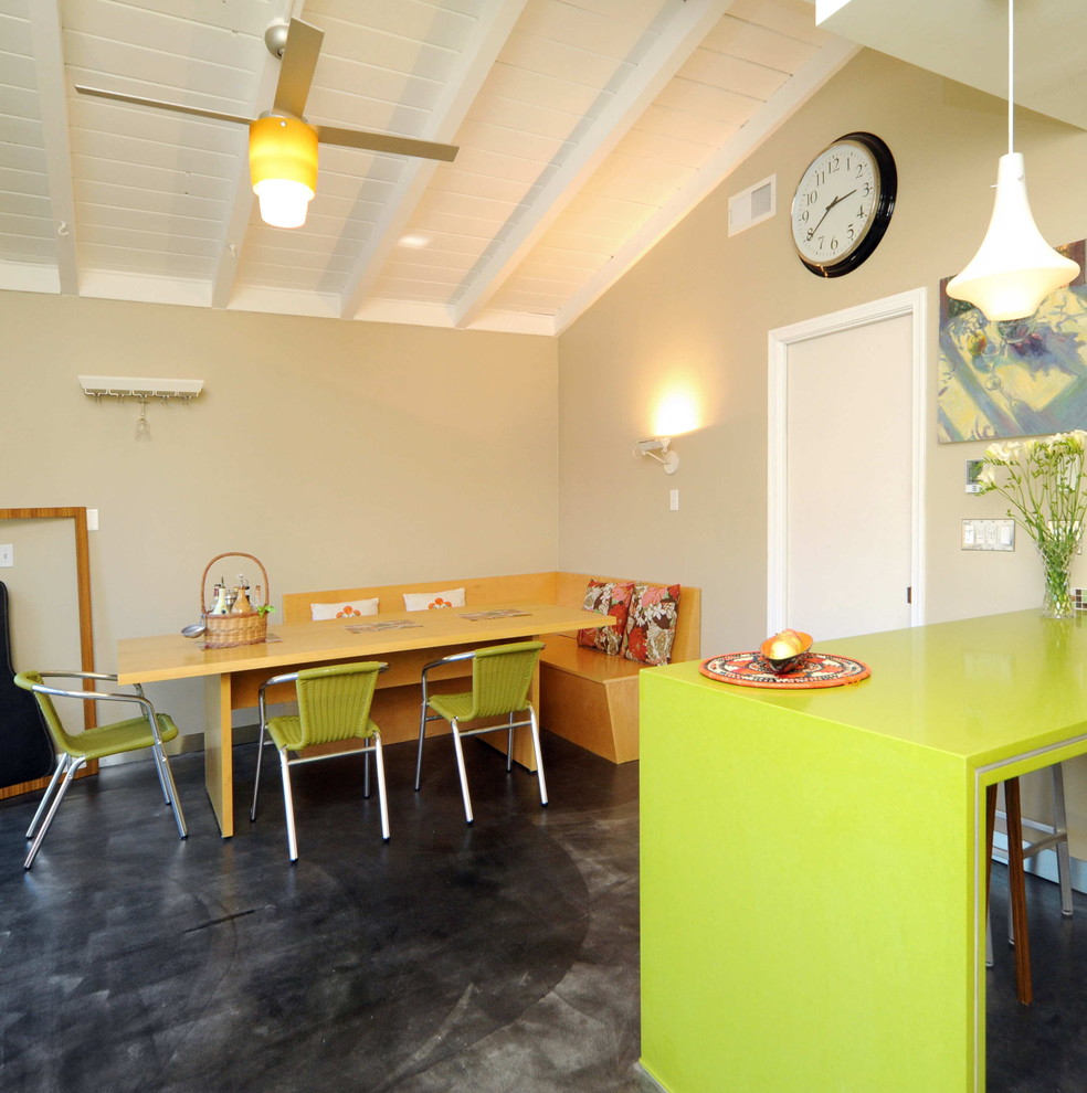 На фото: угловая кухня среднего размера в современном стиле с столешницей из кварцевого агломерата, обеденным столом, плоскими фасадами, светлыми деревянными фасадами, бетонным полом, полуостровом и зеленой столешницей
