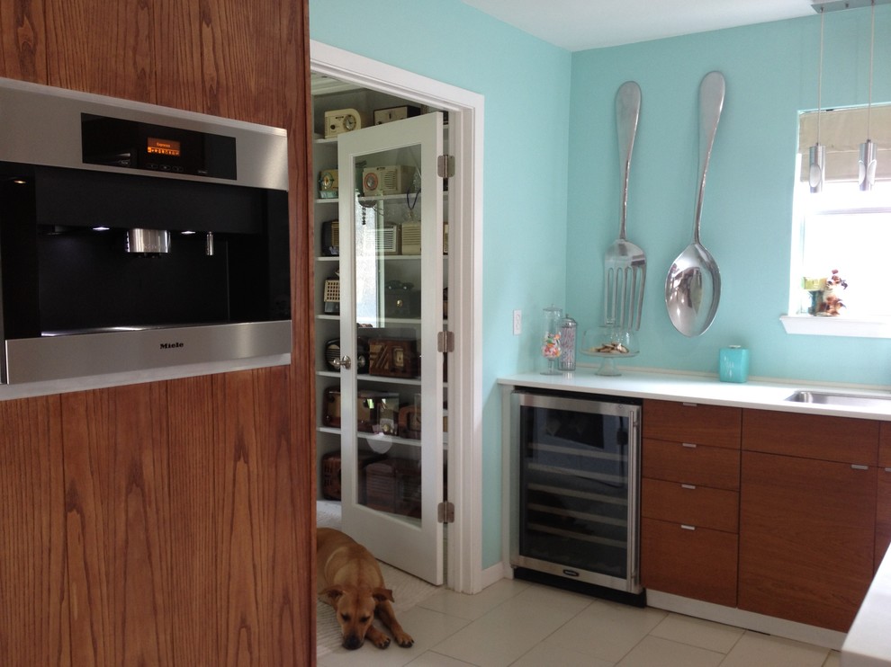 Foto di una cucina minimalista di medie dimensioni con lavello a doppia vasca, ante a filo, ante in legno scuro, top in laminato, elettrodomestici in acciaio inossidabile e pavimento in pietra calcarea