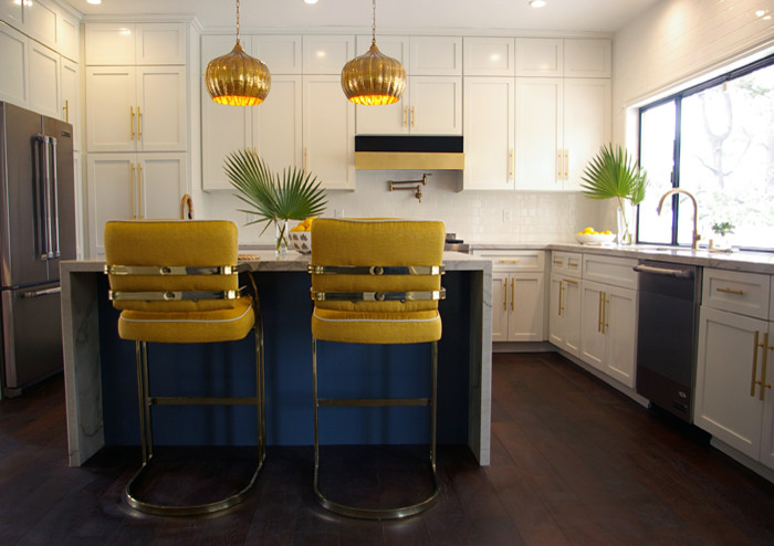 Imagen de cocina comedor retro con armarios estilo shaker, salpicadero de azulejos de cerámica, suelo de madera oscura y una isla