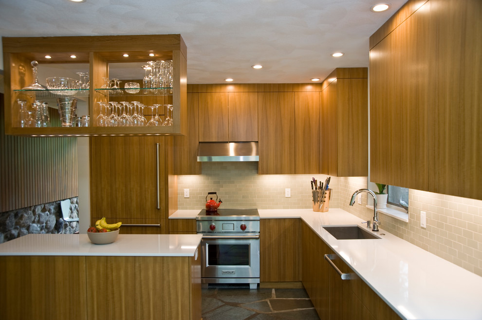 Idéer för ett mellanstort modernt vit kök, med en undermonterad diskho, släta luckor, skåp i mellenmörkt trä, bänkskiva i kvarts, grönt stänkskydd, stänkskydd i keramik, integrerade vitvaror, skiffergolv, en köksö och grått golv
