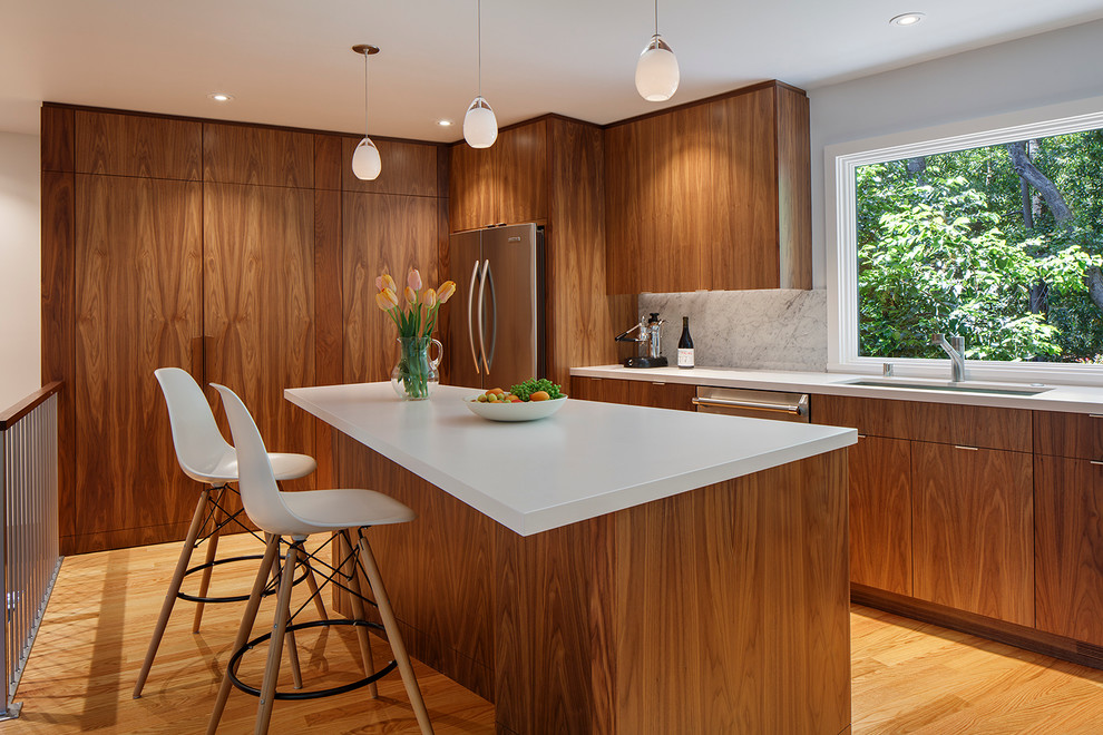 Ispirazione per un cucina con isola centrale minimalista con ante lisce e ante in legno scuro