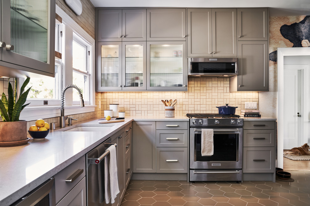 Foto på ett mellanstort 50 tals grå u-kök, med bänkskiva i koppar, rostfria vitvaror, klinkergolv i porslin och beiget golv