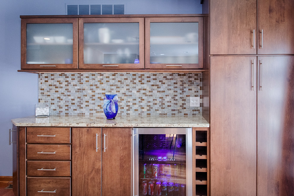 Foto på ett mellanstort 60 tals linjärt kök och matrum, med en undermonterad diskho, släta luckor, skåp i mellenmörkt trä, marmorbänkskiva, flerfärgad stänkskydd, stänkskydd i glaskakel, rostfria vitvaror, mellanmörkt trägolv och en köksö