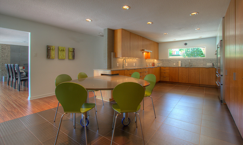 Идея дизайна: кухня в стиле модернизм с обеденным столом, плоскими фасадами, фасадами цвета дерева среднего тона и столешницей из кварцевого агломерата