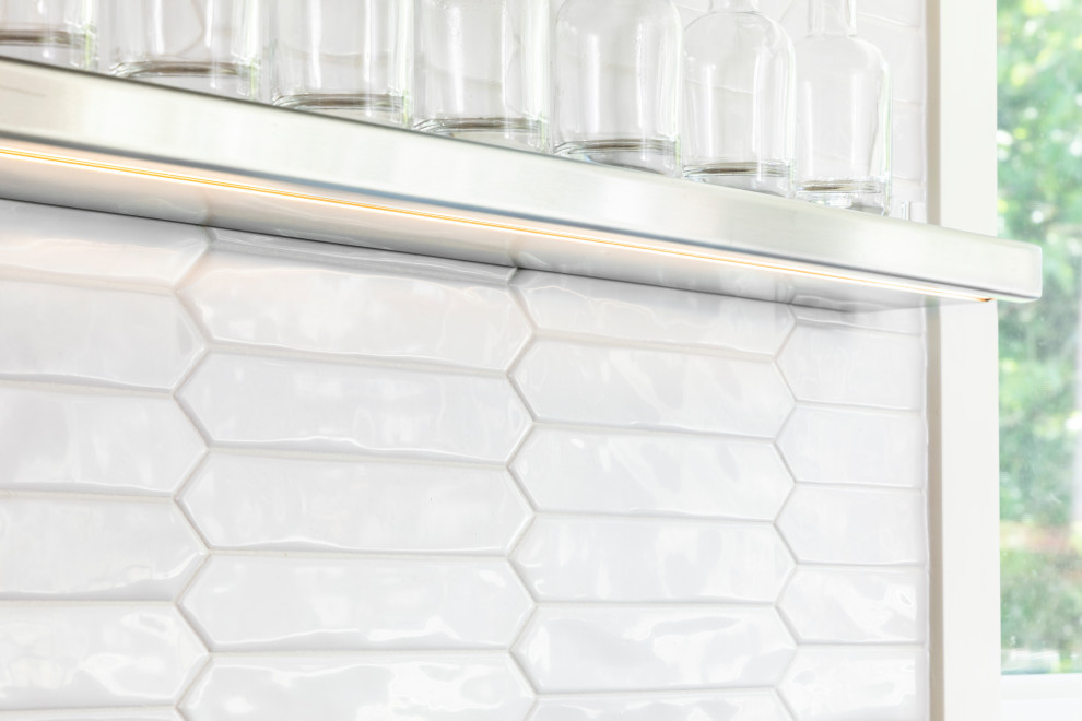 Immagine di una cucina moderna chiusa e di medie dimensioni con paraspruzzi bianco, paraspruzzi con piastrelle in ceramica e elettrodomestici in acciaio inossidabile