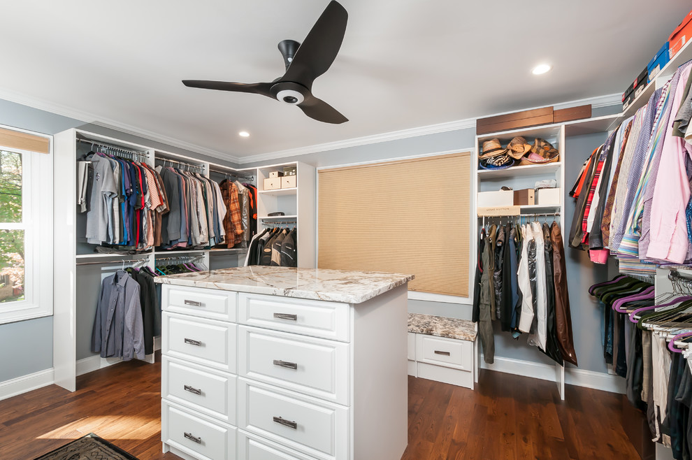 Ejemplo de armario y vestidor vintage extra grande con armarios estilo shaker, puertas de armario blancas, suelo de madera oscura y suelo marrón