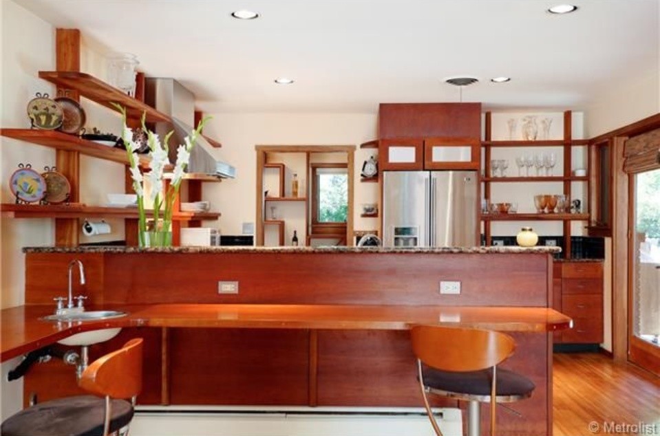 Foto di una cucina design con nessun'anta, ante in legno scuro, top in quarzite, paraspruzzi bianco, elettrodomestici in acciaio inossidabile e parquet chiaro