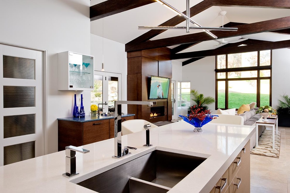 Immagine di una cucina ad ambiente unico minimalista con lavello sottopiano, ante lisce e ante in legno bruno