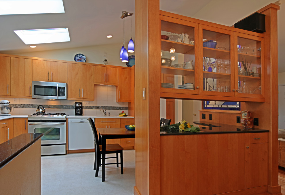 Immagine di una cucina minimalista di medie dimensioni con lavello sottopiano, ante lisce, ante in legno chiaro, top in granito, paraspruzzi bianco, paraspruzzi con piastrelle in ceramica, elettrodomestici bianchi e pavimento in linoleum