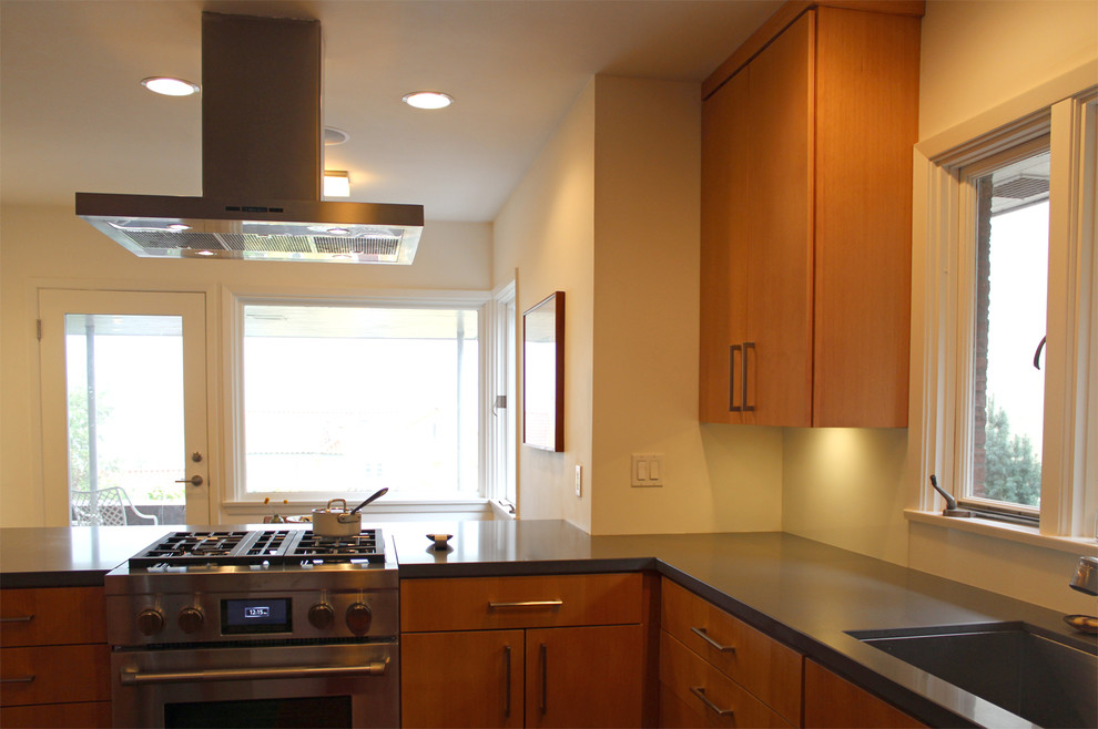 Esempio di una cucina minimalista con lavello sottopiano, ante lisce, ante in legno scuro, top in quarzo composito, paraspruzzi con lastra di vetro e elettrodomestici in acciaio inossidabile