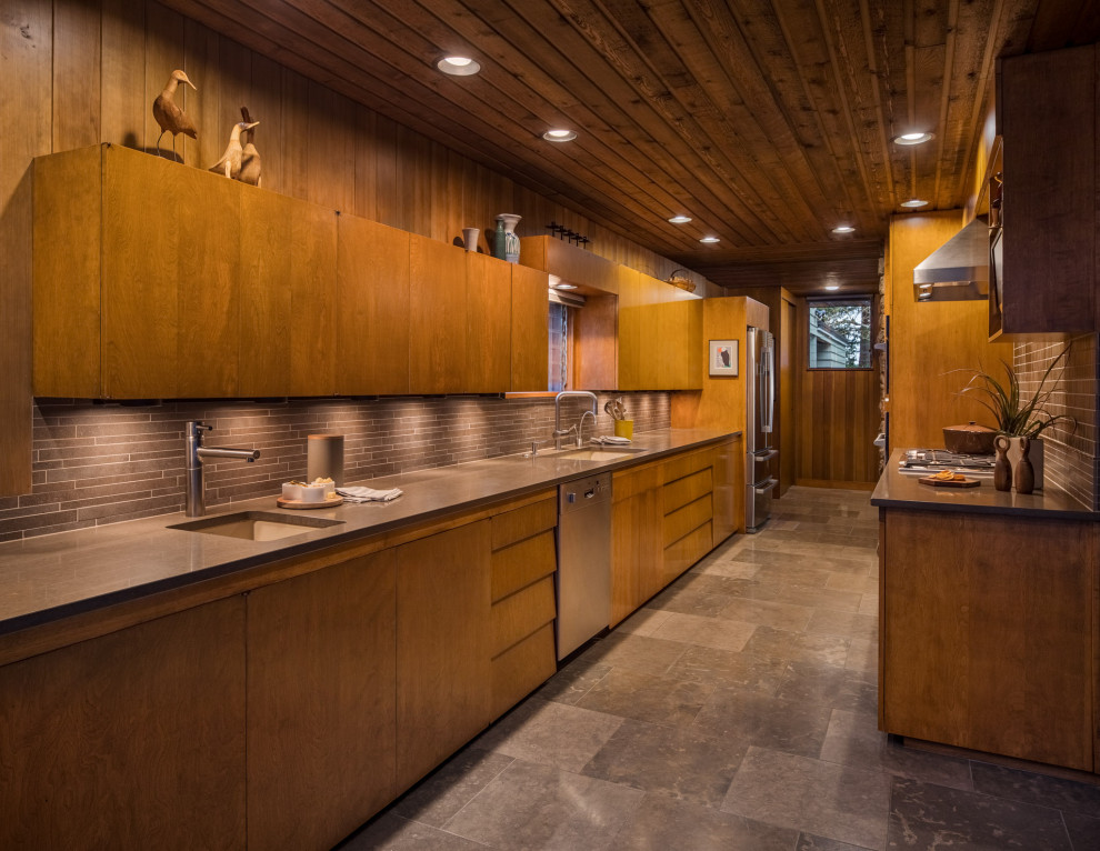 Idées déco pour une grande cuisine parallèle rétro en bois brun avec un évier encastré, un placard à porte plane, un plan de travail en quartz modifié, une crédence grise, une crédence en céramique, un électroménager en acier inoxydable, un sol en carrelage de céramique, un sol gris et un plafond en bois.