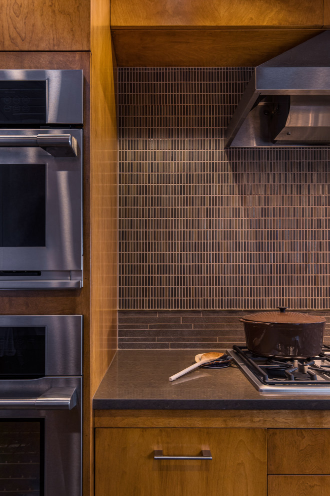 Cette image montre une grande cuisine parallèle vintage avec un plan de travail en quartz modifié, une crédence grise, une crédence en céramique et un électroménager en acier inoxydable.