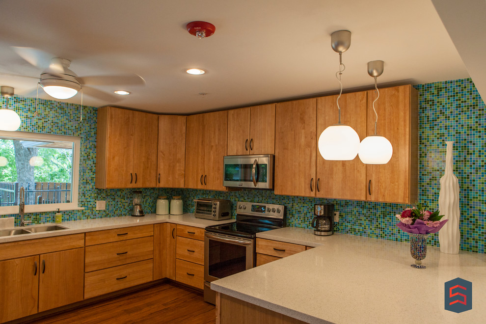 Retro Küche mit Schrankfronten im Shaker-Stil, hellen Holzschränken und Speckstein-Arbeitsplatte in Dallas