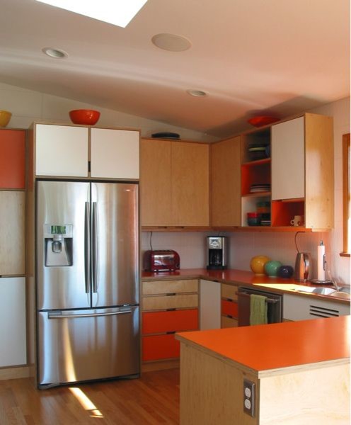 Example of a mid-sized 1950s u-shaped medium tone wood floor eat-in kitchen design in Seattle with a double-bowl sink, flat-panel cabinets, light wood cabinets, laminate countertops, white backsplash, porcelain backsplash, stainless steel appliances and an island
