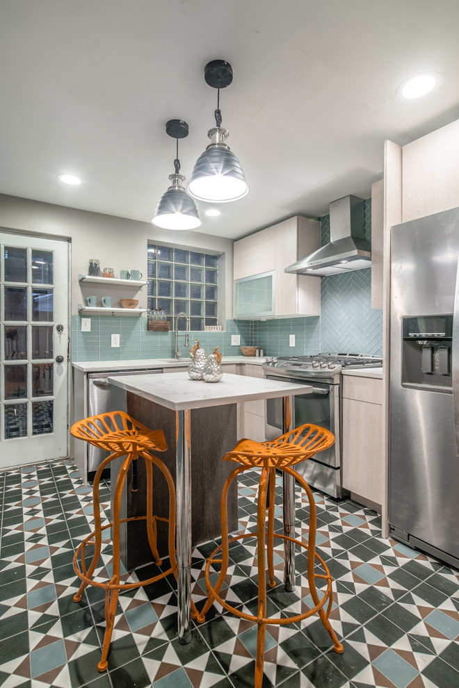 Exempel på ett avskilt, litet 60 tals l-kök, med en undermonterad diskho, släta luckor, beige skåp, bänkskiva i kvarts, blått stänkskydd, stänkskydd i tunnelbanekakel, rostfria vitvaror, klinkergolv i keramik, en köksö och flerfärgat golv